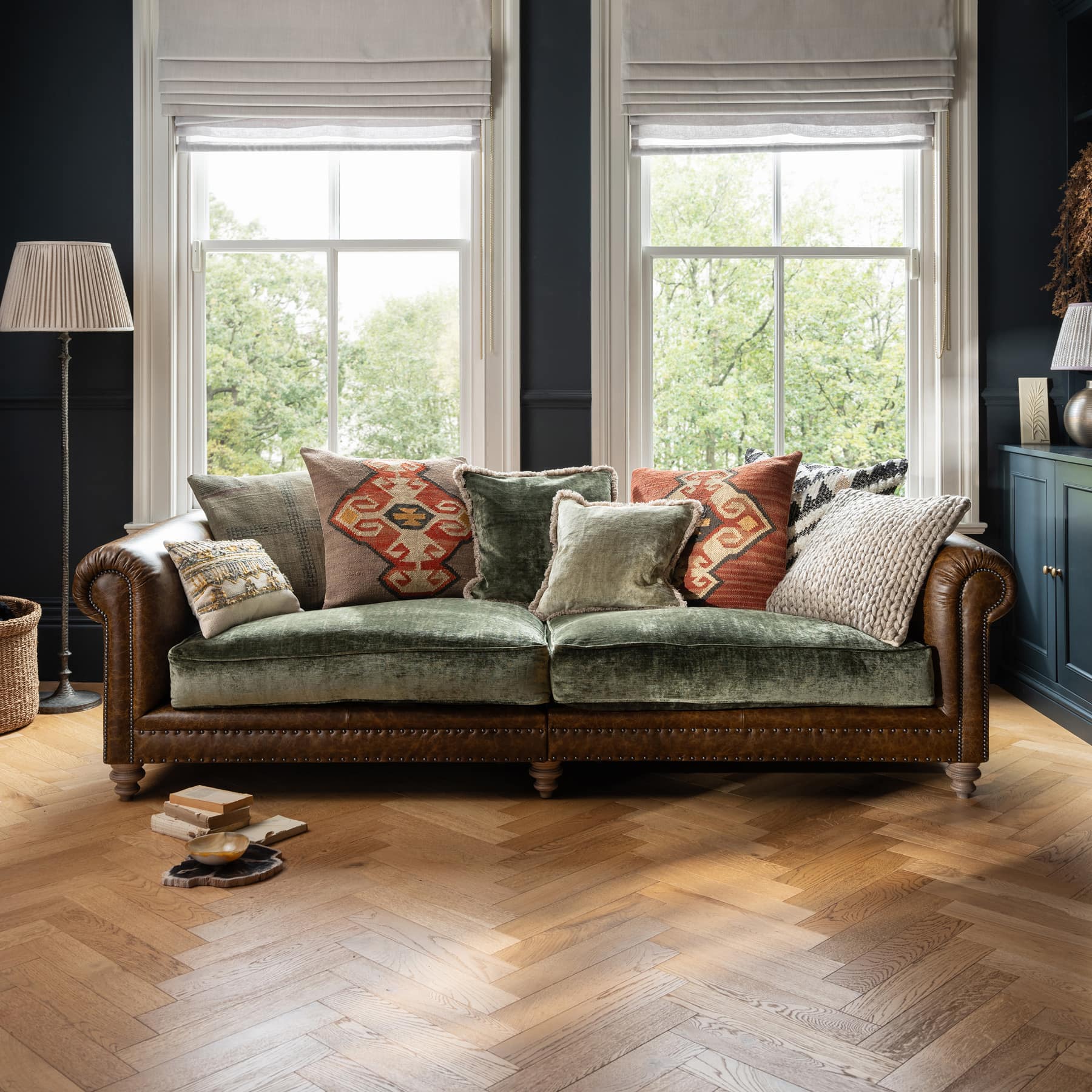 Constable Sofa von Tetrad erhältlich bei Stan Chesterfields – großzügiges, klassisches Sofa mit rund geschwungenen Armlehnen, tiefen Sitzkissen und stilvollem Boho-Chesterfield-Design