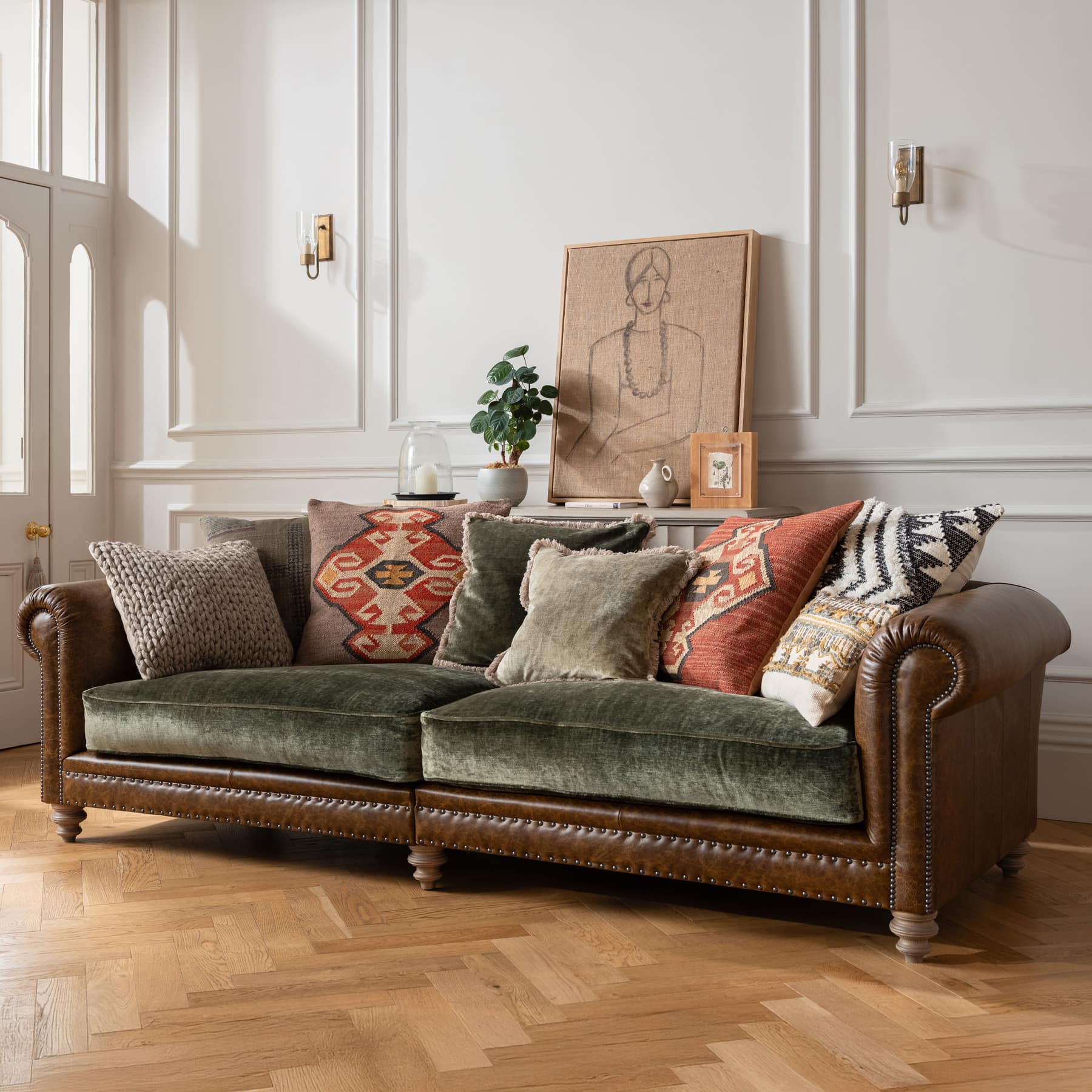 Constable Sofa von Tetrad erhältlich bei Stan Chesterfields – großzügiges, klassisches Sofa mit rund geschwungenen Armlehnen, tiefen Sitzkissen und stilvollem Boho-Chesterfield-Design