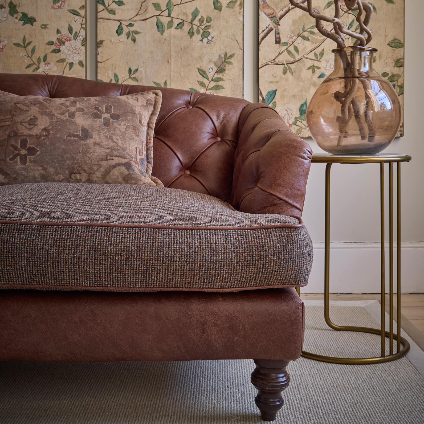 Hochwertiges Chesterfield Sofa mit Leder-Rückenlehne und Stoffsitzkissen – Modell Tetrad Dalmore Petite in braunem Vintage-Design, handgefertigt von Stan Chesterfields