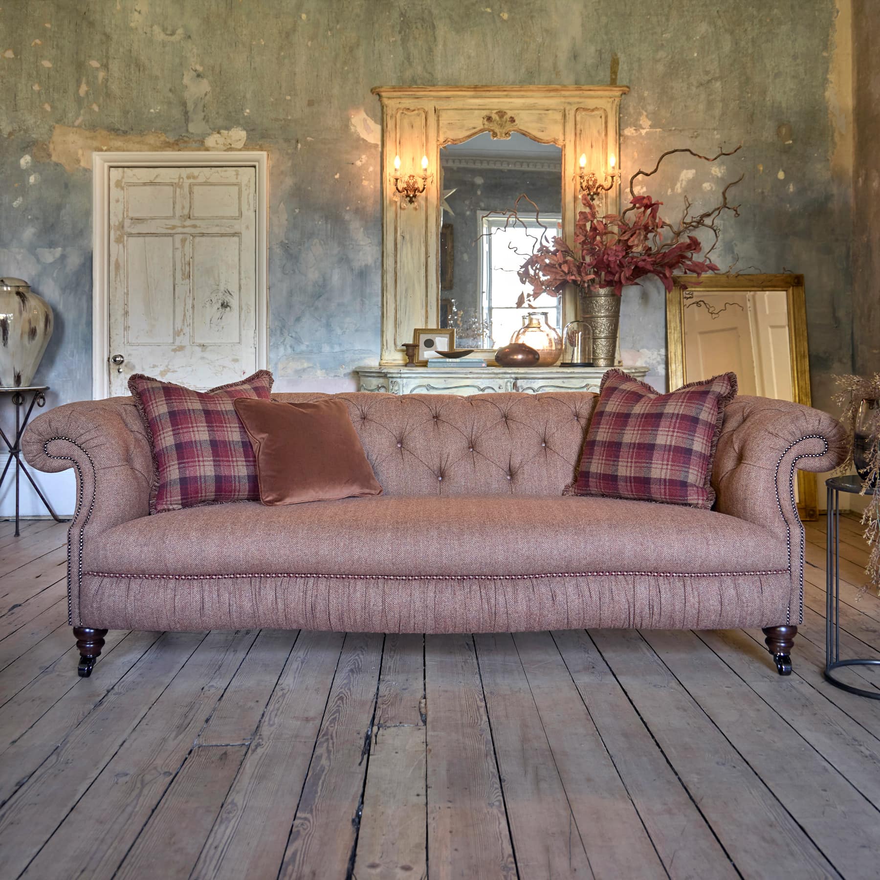 Tetrad Melrose Chesterfield Sofa aus Harris Tweed mit tiefen Knopfheftungen, handgesteppten Armlehnen und eleganter Rüschenkante