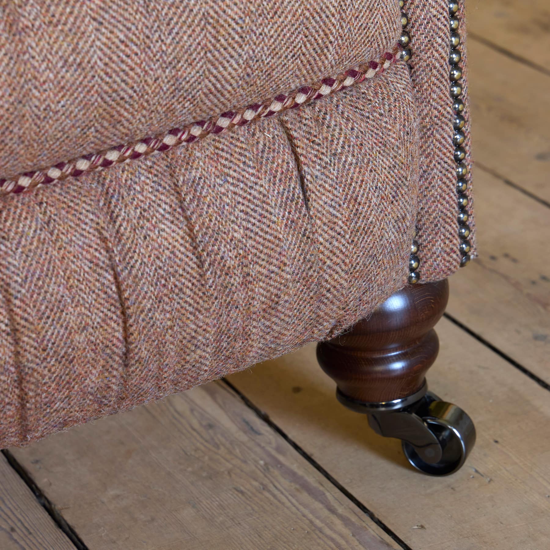 Tetrad Melrose Chesterfield Sofa aus Harris Tweed mit tiefen Knopfheftungen, handgesteppten Armlehnen und eleganter Rüschenkante