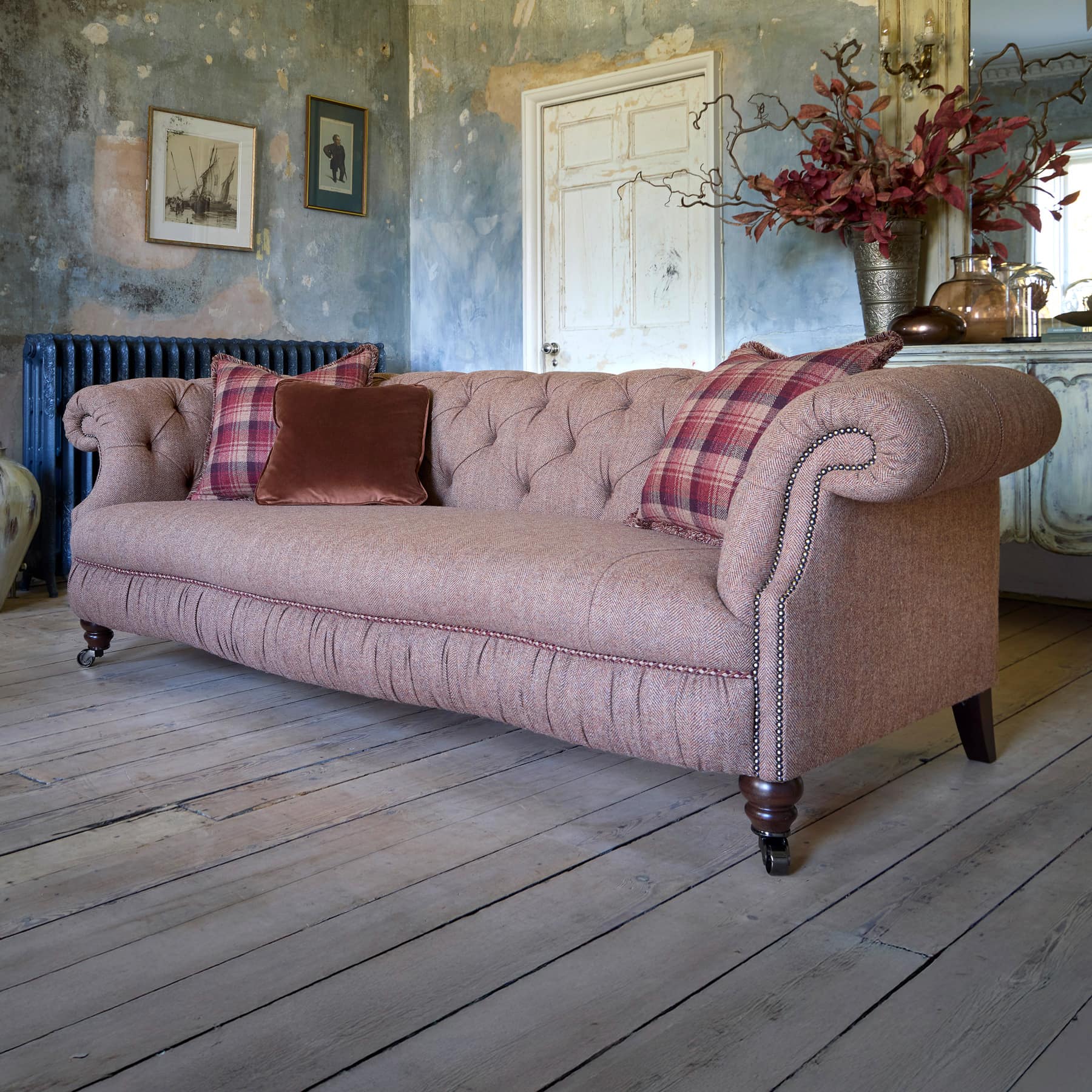 Tetrad Melrose Chesterfield Sofa aus Harris Tweed mit tiefen Knopfheftungen, handgesteppten Armlehnen und eleganter Rüschenkante