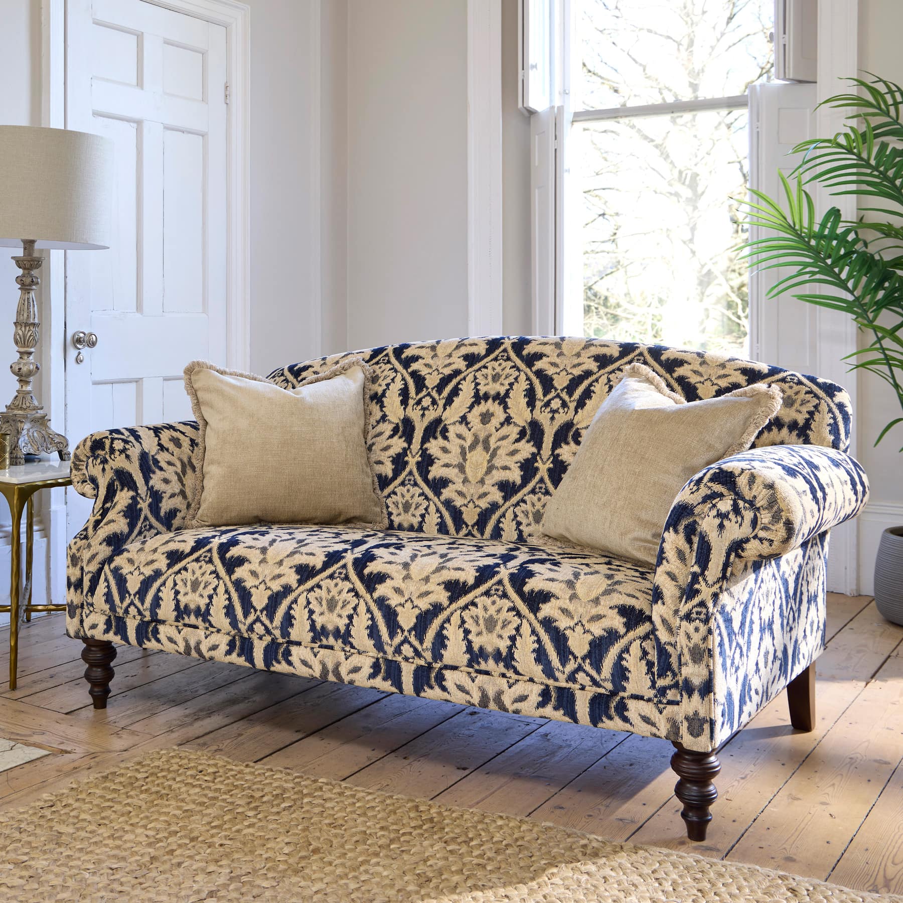 Tetrad Tallis Sofa in elegantem Stoffbezug mit gerollten Armlehnen und klassischer Silhouette – handgefertigt in England, ideal für stilvolle Wohnräume.