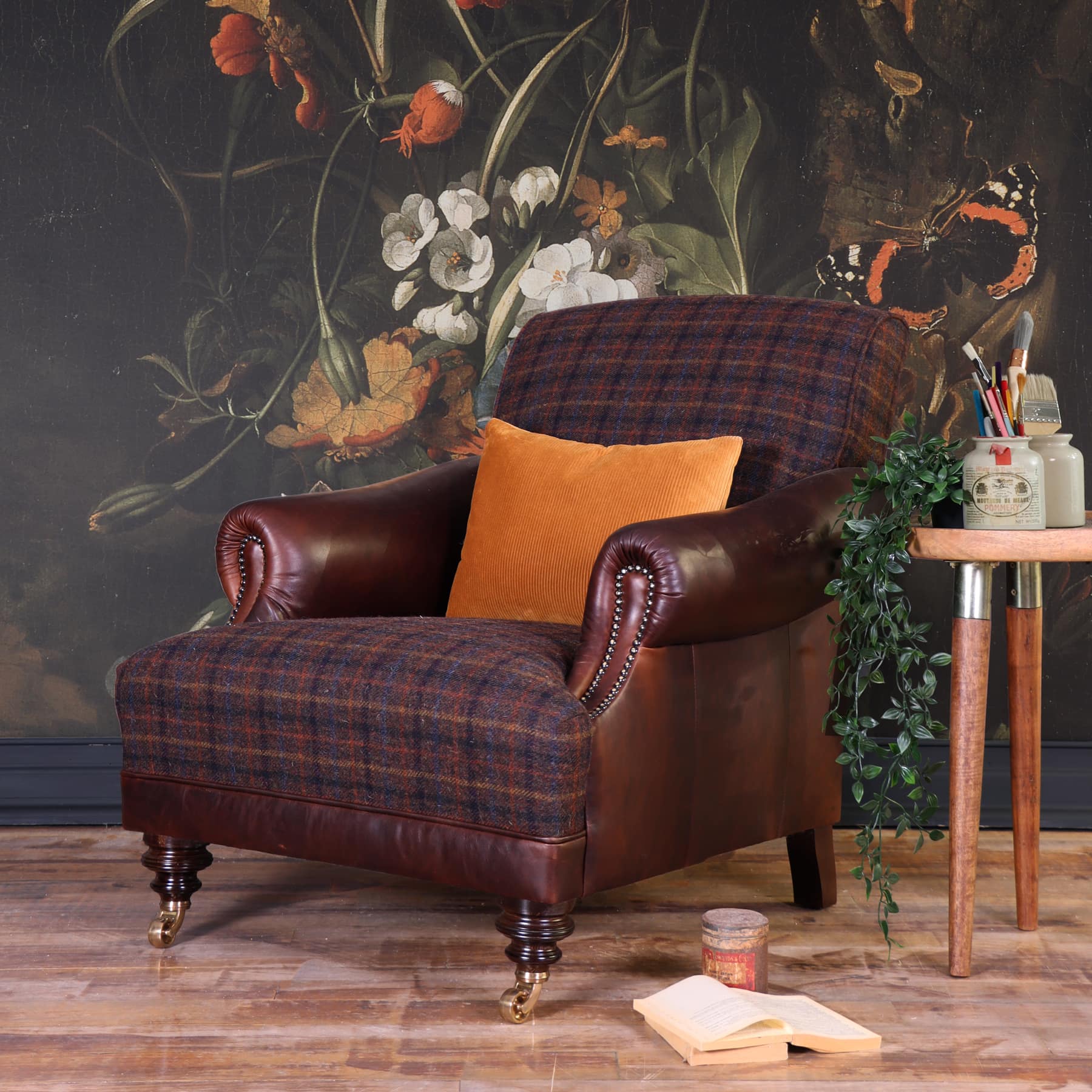 Harris Tweed Gentleman’s Chair in klassischem Design mit eleganten geschwungenen Armlehnen und handgesetzten Ziernägeln – zu sehen im Netflix-Film Thursday Murder Club.