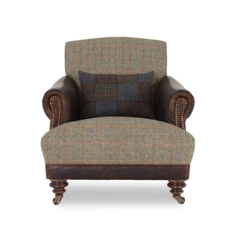 Harris Tweed Gentleman’s Chair in klassischem Design mit eleganten geschwungenen Armlehnen und handgesetzten Ziernägeln – zu sehen im Netflix-Film Thursday Murder Club.