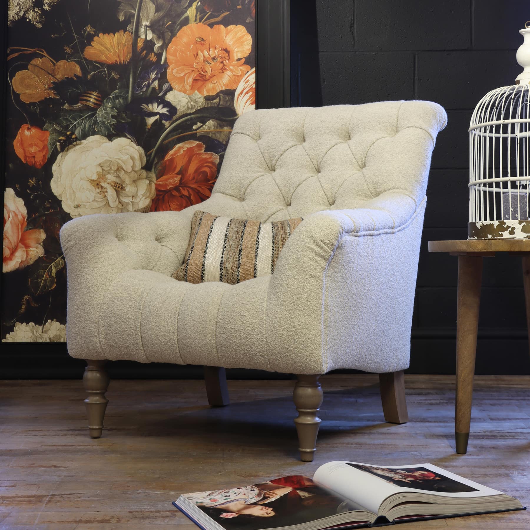 Tetrad Yale Sessel in weißem Boucle Stoff mit tiefen Knöpfen 